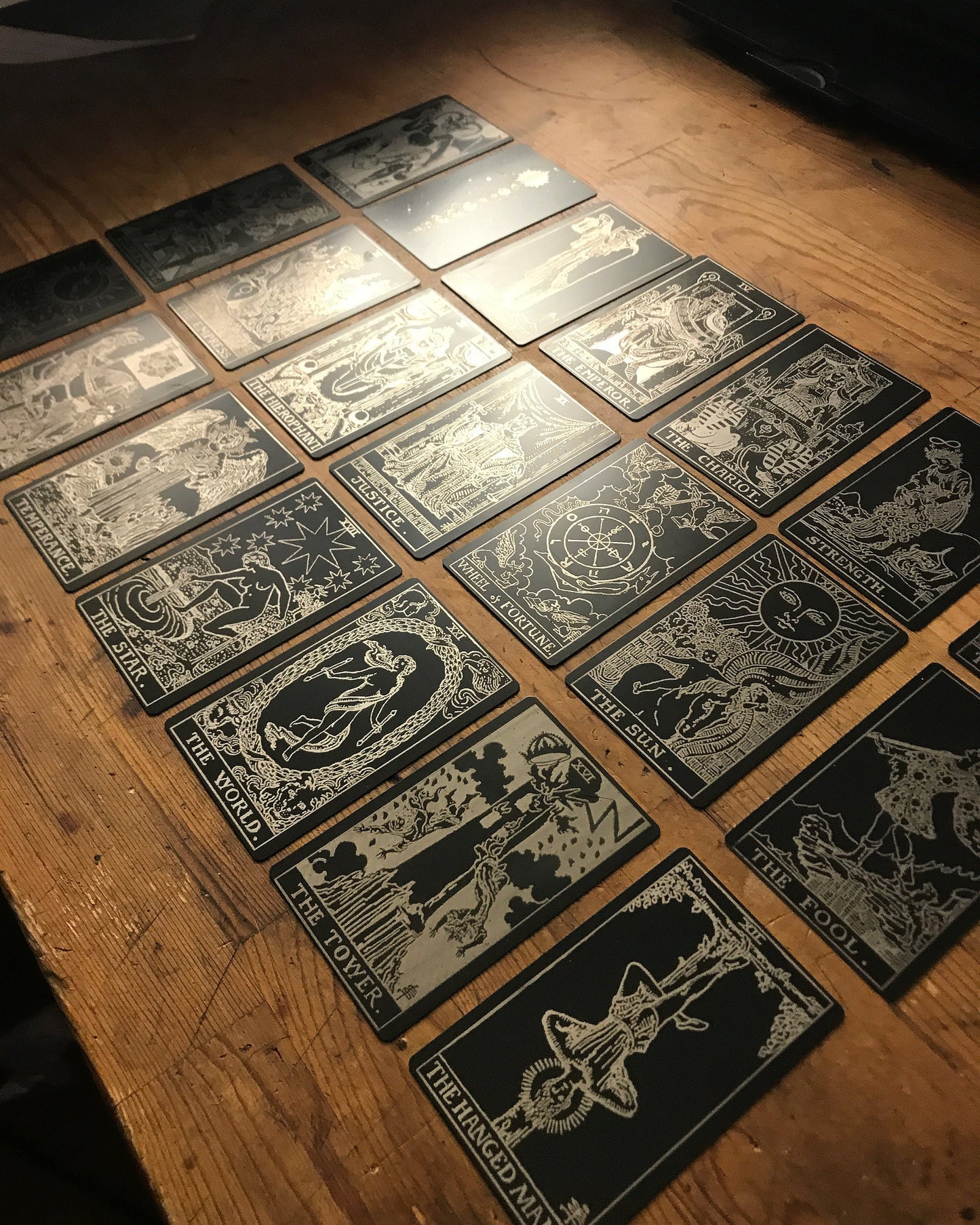 Carte-cadeau de tarot en métal Hiérophante Gravure au laser Cartes-cadeaux en aluminium anodisé noir mat/argent Cadeaux de lecteur spirituel céleste ésotérique