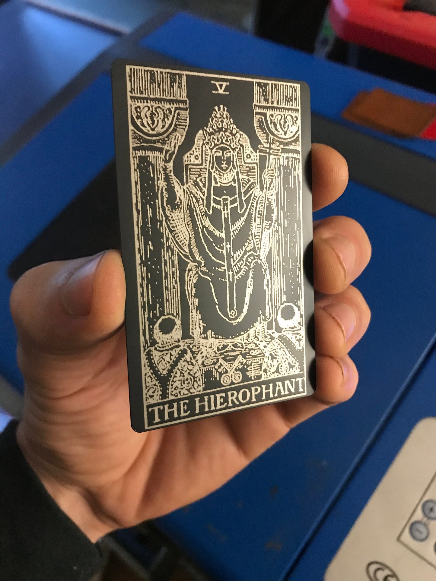 Carte-cadeau de tarot en métal Hiérophante Gravure au laser Cartes-cadeaux en aluminium anodisé noir mat/argent Cadeaux de lecteur spirituel céleste ésotérique