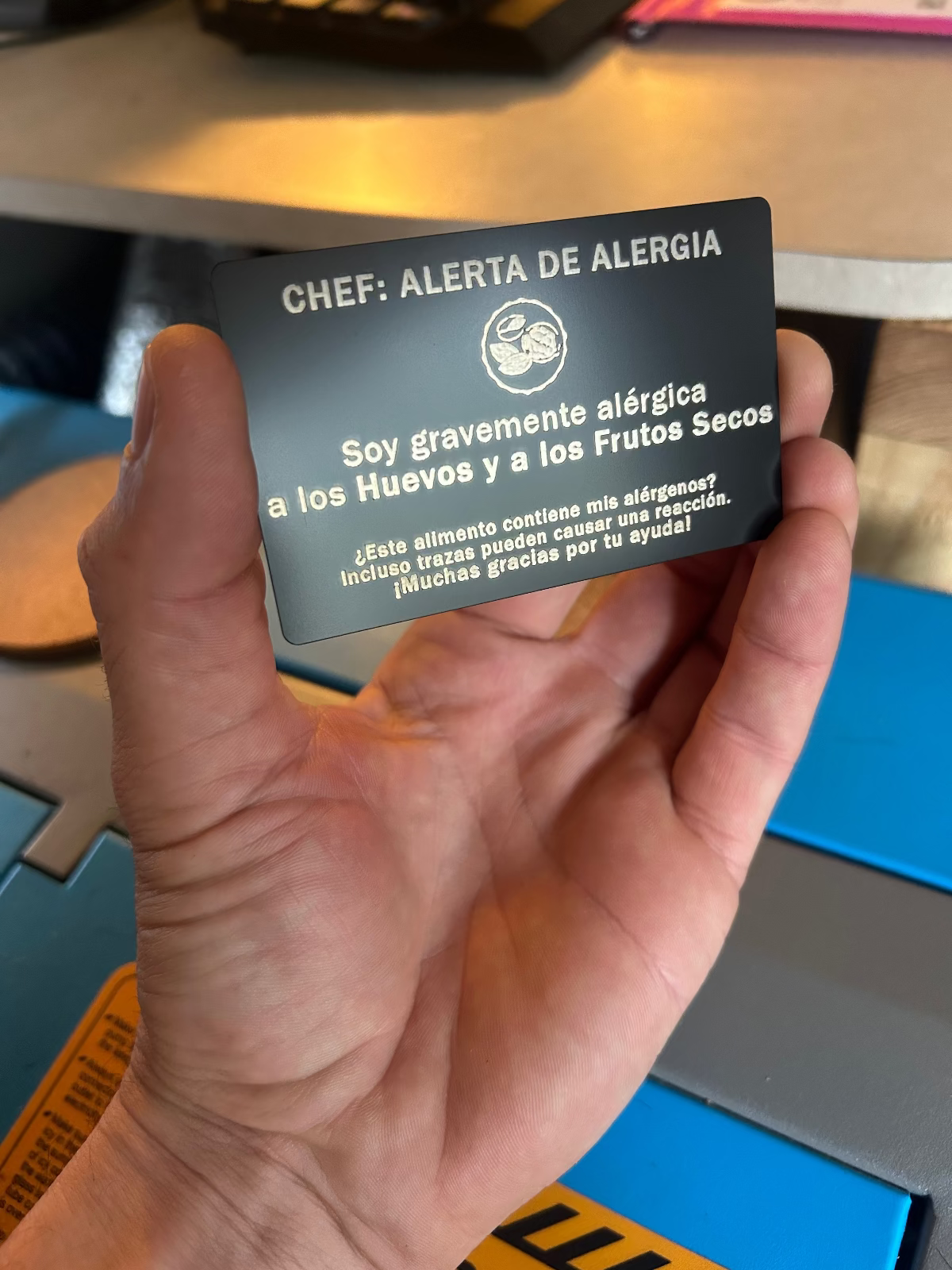 Metal allergy alert card in black/silver